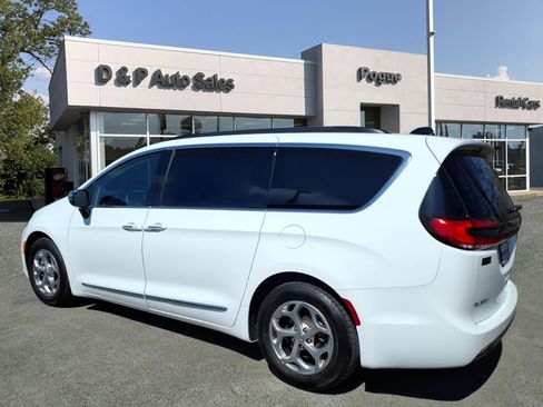 Used 2023 Chrysler Pacifica Limited image 3