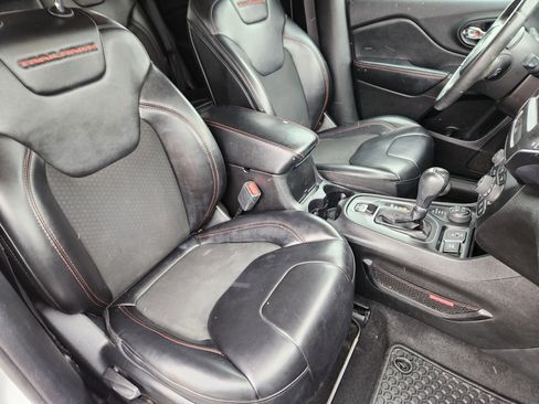 Used 2019 Jeep Cherokee Trailhawk w/ Cold Weather Group image 11