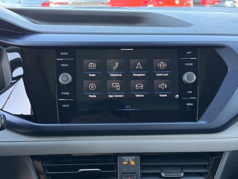Used 2024 Volkswagen Taos SE w/ Panoramic Sunroof Package FWD image 24