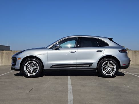 Certified 2025 Porsche Macan image 2