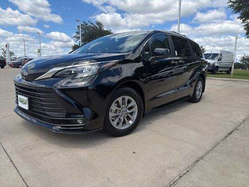 Used 2026 Toyota Sienna XLE FWD image 1