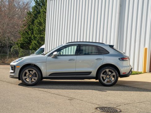 Certified 2025 Porsche Macan AWD/4WD image 2