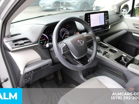 Used 2021 Toyota Sienna Limited FWD image 9
