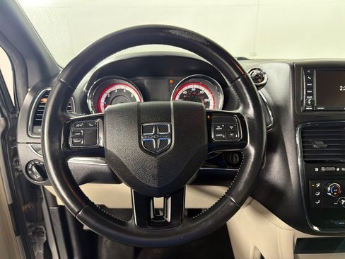 Used 2017 Dodge Grand Caravan SXT FWD image 13