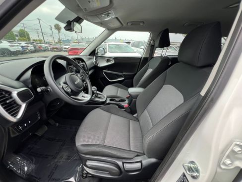 Used 2025 Kia Soul LX w/ LX Technology Package FWD image 30