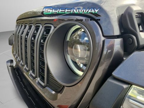 Used 2025 Jeep Gladiator Mojave w/ Convenience Group AWD/4WD image 5
