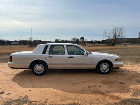 Used 1996 Lincoln Town Car Cartier image 1