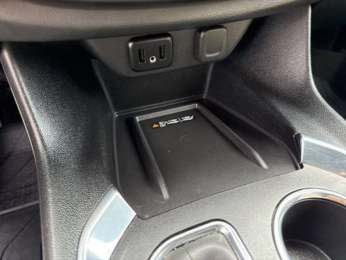 Used 2023 Chevrolet Traverse LT FWD image 21