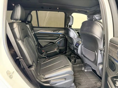 Used 2021 Jeep Grand Cherokee L Overland w/ Luxury Tech Group IV AWD/4WD image 10