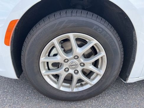 Used 2022 Chrysler Pacifica Touring-L image 9