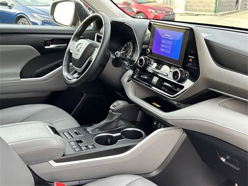 Used 2024 Toyota Highlander XLE image 14