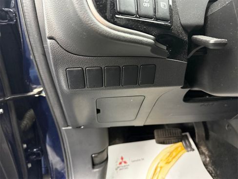 Used 2020 Mitsubishi Outlander ES image 27