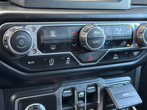 Used 2021 Jeep Wrangler Unlimited Sport image 23