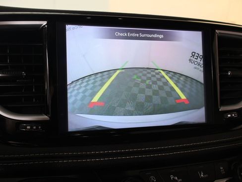 Used 2025 Chrysler Pacifica Limited FWD image 7