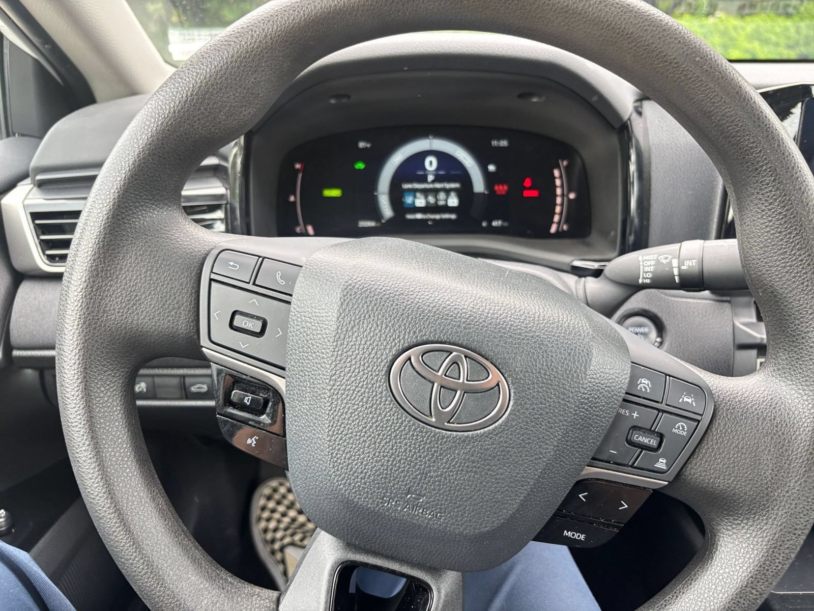 Used 2025 Toyota Camry LE FWD image 32