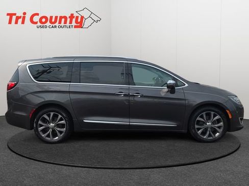 Used 2017 Chrysler Pacifica Limited w/ Advanced Safetytec Group FWD image 9