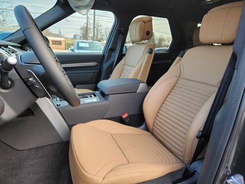 New 2026 Land Rover Discovery Limited Edition image 8