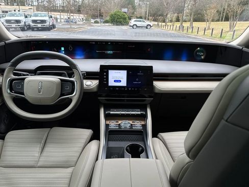 Used 2025 Lincoln Nautilus Reserve image 12