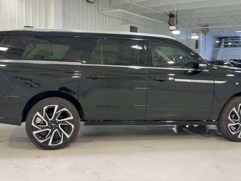 New 2026 Lincoln Navigator L Reserve AWD/4WD image 2