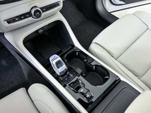 New 2026 Volvo XC40 B5 Ultra w/ Protection Package Premier image 17