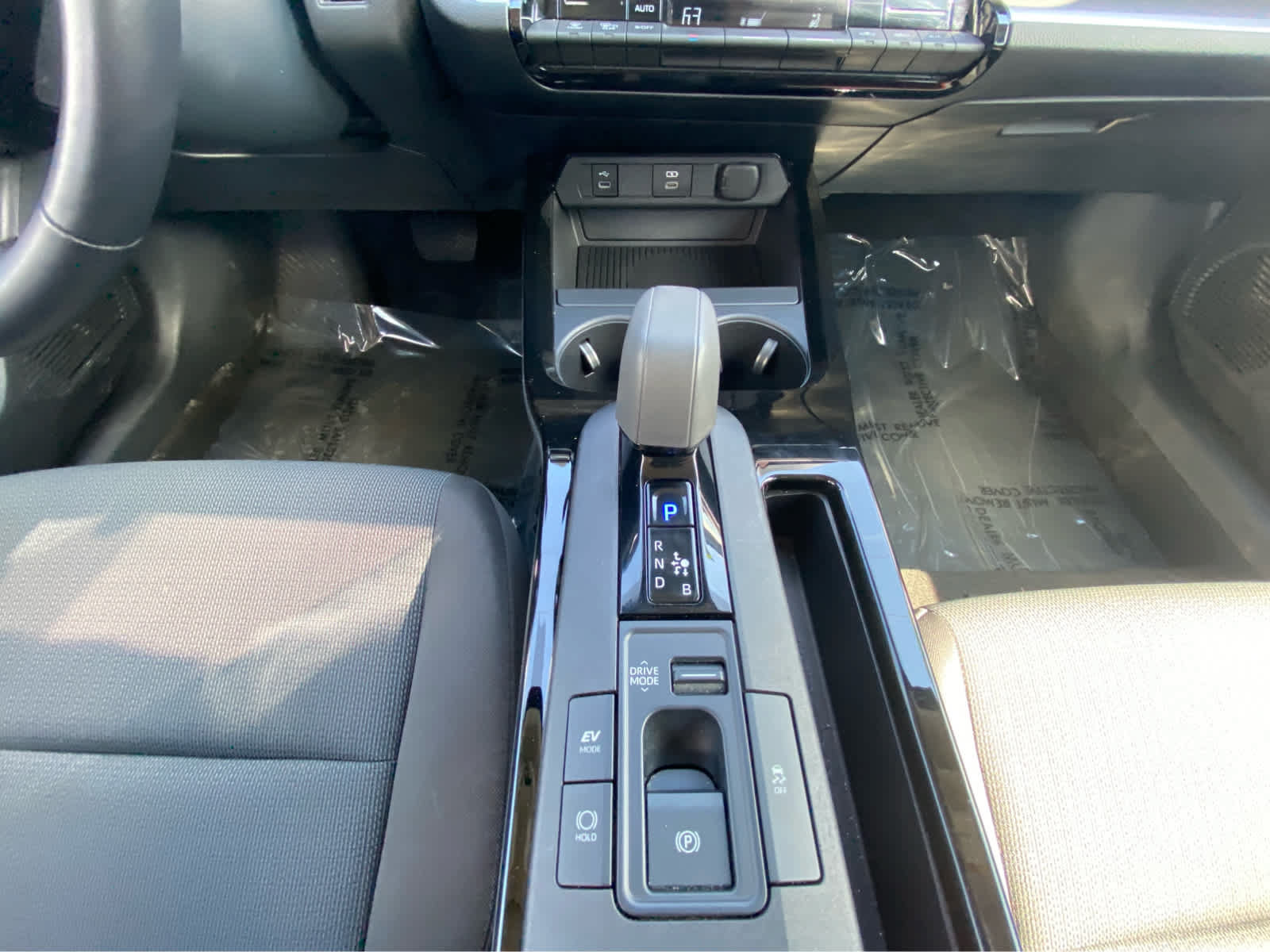 Used 2024 Toyota Prius LE FWD image 24