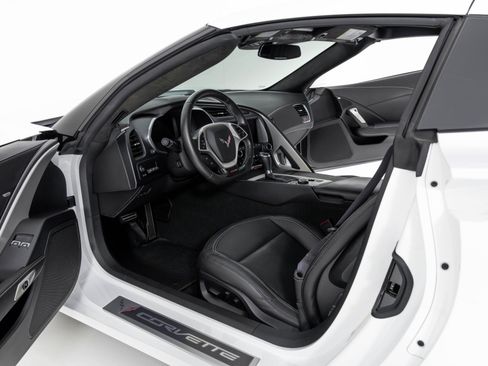 Used 2015 Chevrolet Corvette Z06 w/ 3LZ Preferred Equipment Group image 15