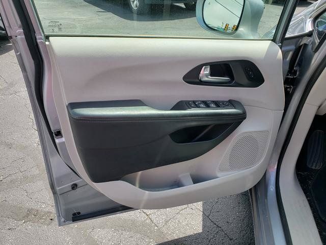 Used 2020 Chrysler Pacifica Limited w/ 8-pass Seating Package FWD image 13