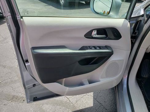 Used 2020 Chrysler Pacifica Limited w/ 8-pass Seating Package FWD image 13