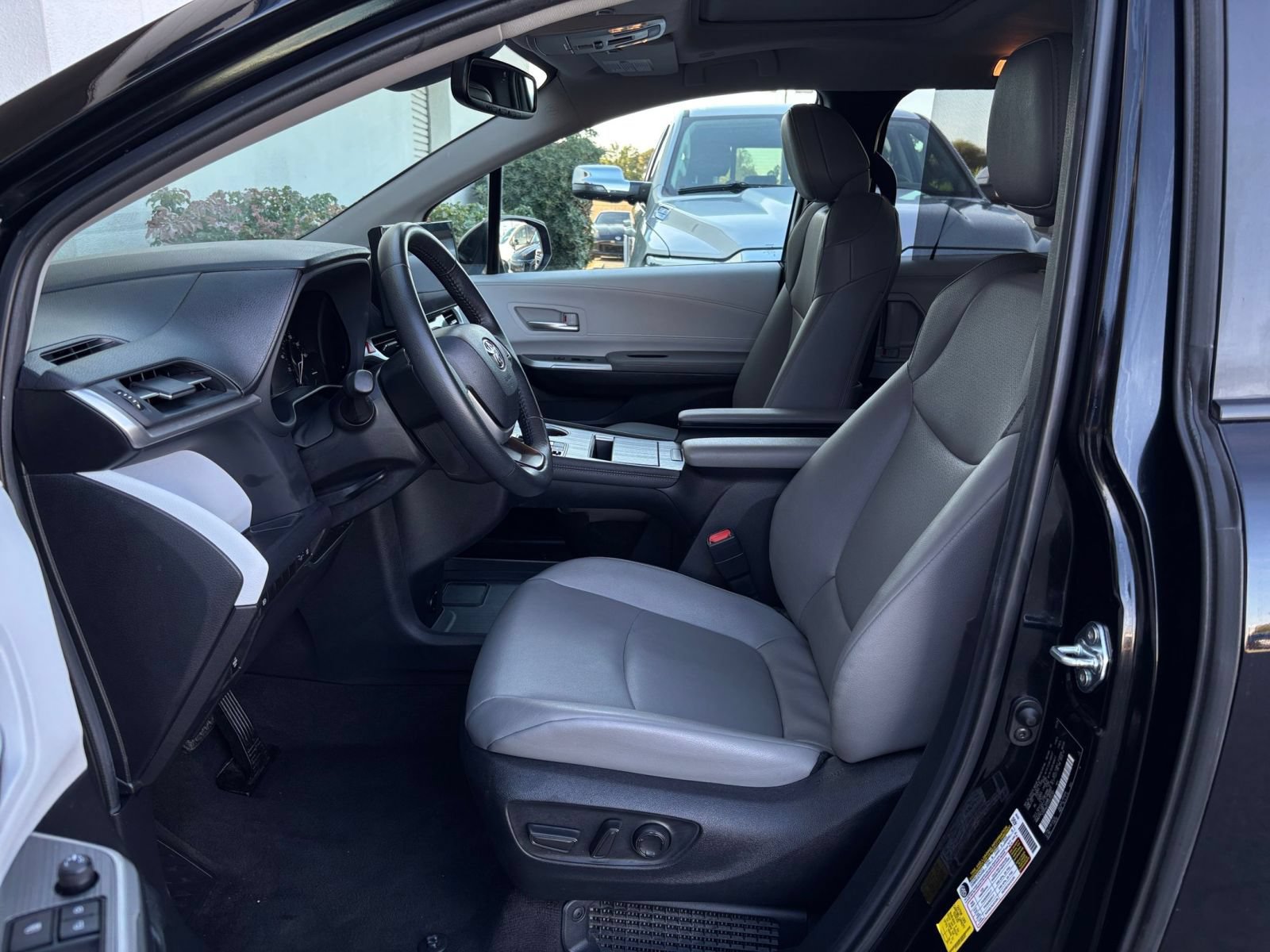Used 2025 Toyota Sienna XLE FWD image 27