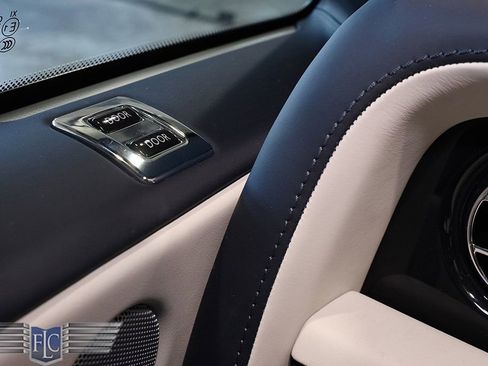 Used 2017 Rolls-Royce Phantom Drophead Coupe image 21