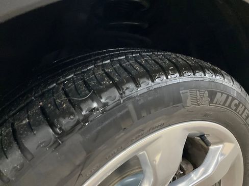 Used 2020 Ford Explorer Platinum w/ Premium Technology Package image 23