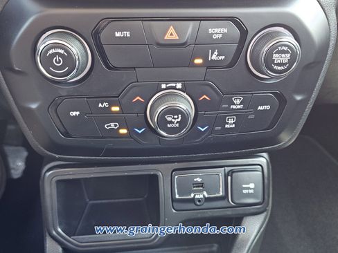 Used 2021 Jeep Renegade Latitude FWD image 17