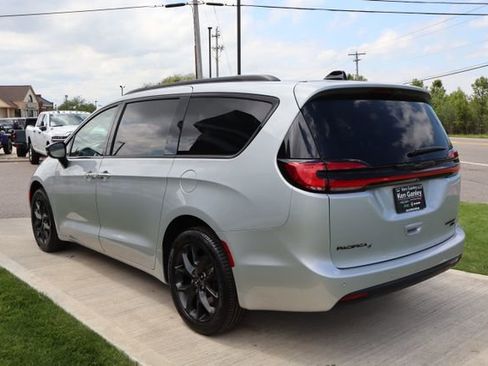 Used 2024 Chrysler Pacifica Limited w/ S Appearance Package AWD/4WD image 31