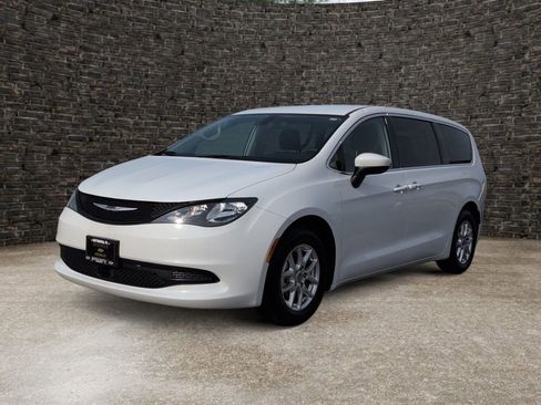 Used 2022 Chrysler Voyager LX FWD image 6
