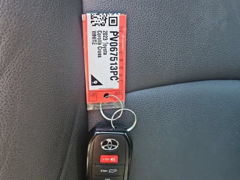Used 2023 Toyota Corolla Cross XLE w/ Convenience Package FWD image 20