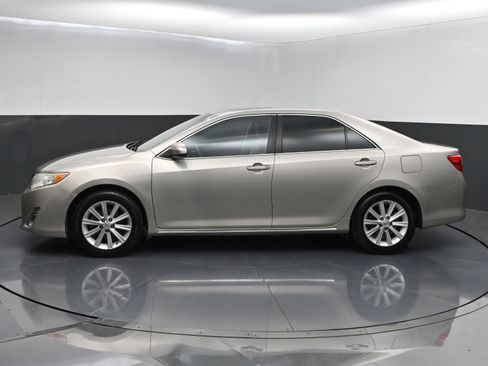 Used 2014 Toyota Camry XLE w/ Leather Package FWD image 4