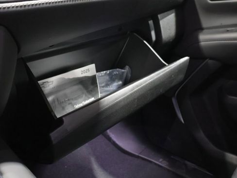 Used 2025 Chevrolet Suburban Z71 image 32