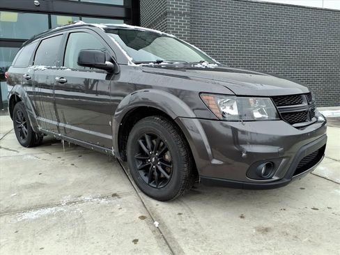 Used 2019 Dodge Journey SE image 1