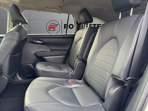 Used 2021 Toyota Highlander XLE AWD/4WD image 18