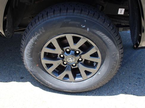 Used 2020 Toyota Tacoma SR5 RWD image 15