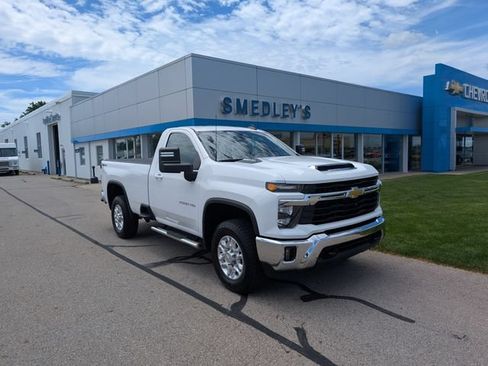 Used 2024 Chevrolet Silverado 2500 LT w/ Convenience Package AWD/4WD image 2