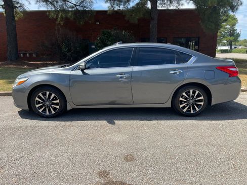 Used 2016 Nissan Altima 2.5 SL w/ Moonroof Package image 2