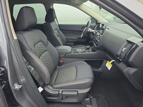 New 2025 Nissan Pathfinder S image 9