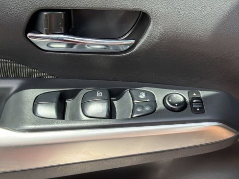 Used 2018 Nissan Kicks SV FWD image 21
