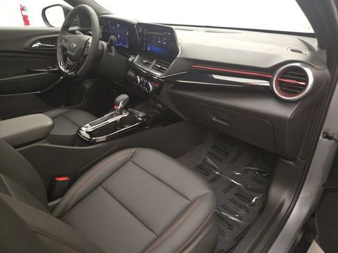 Certified 2025 Chevrolet Trax RS w/ Sunroof Package image 32