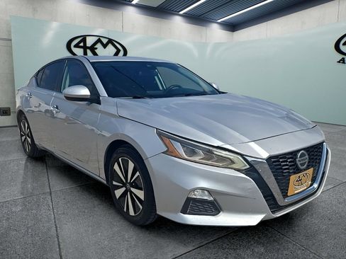 Used 2021 Nissan Altima 2.5 SV FWD image 1