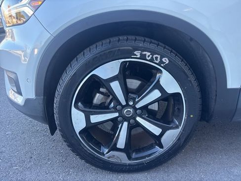 Used 2019 Volvo XC40 T5 Inscription image 4