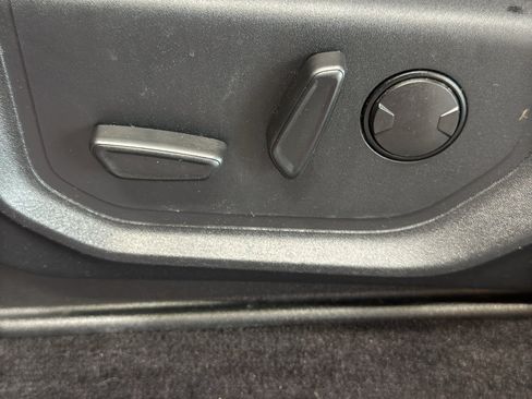 Used 2019 Ford F150 Lariat w/ Equipment Group 502A Luxury AWD/4WD image 16