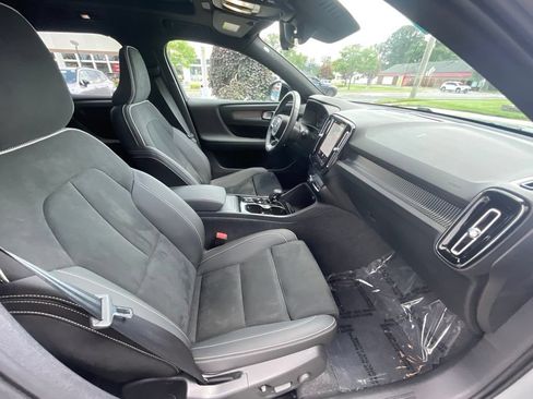 Used 2025 Volvo XC40 B5 Plus AWD/4WD image 16