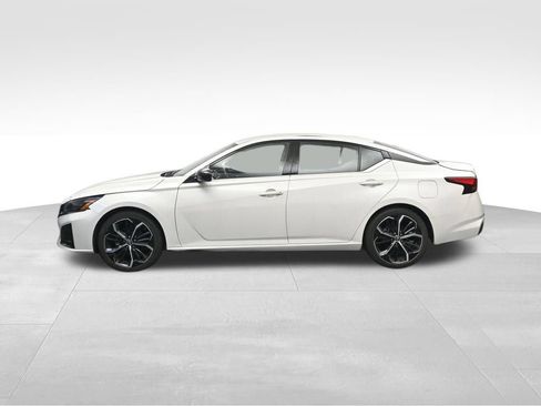Used 2024 Nissan Altima 2.5 SR FWD image 2